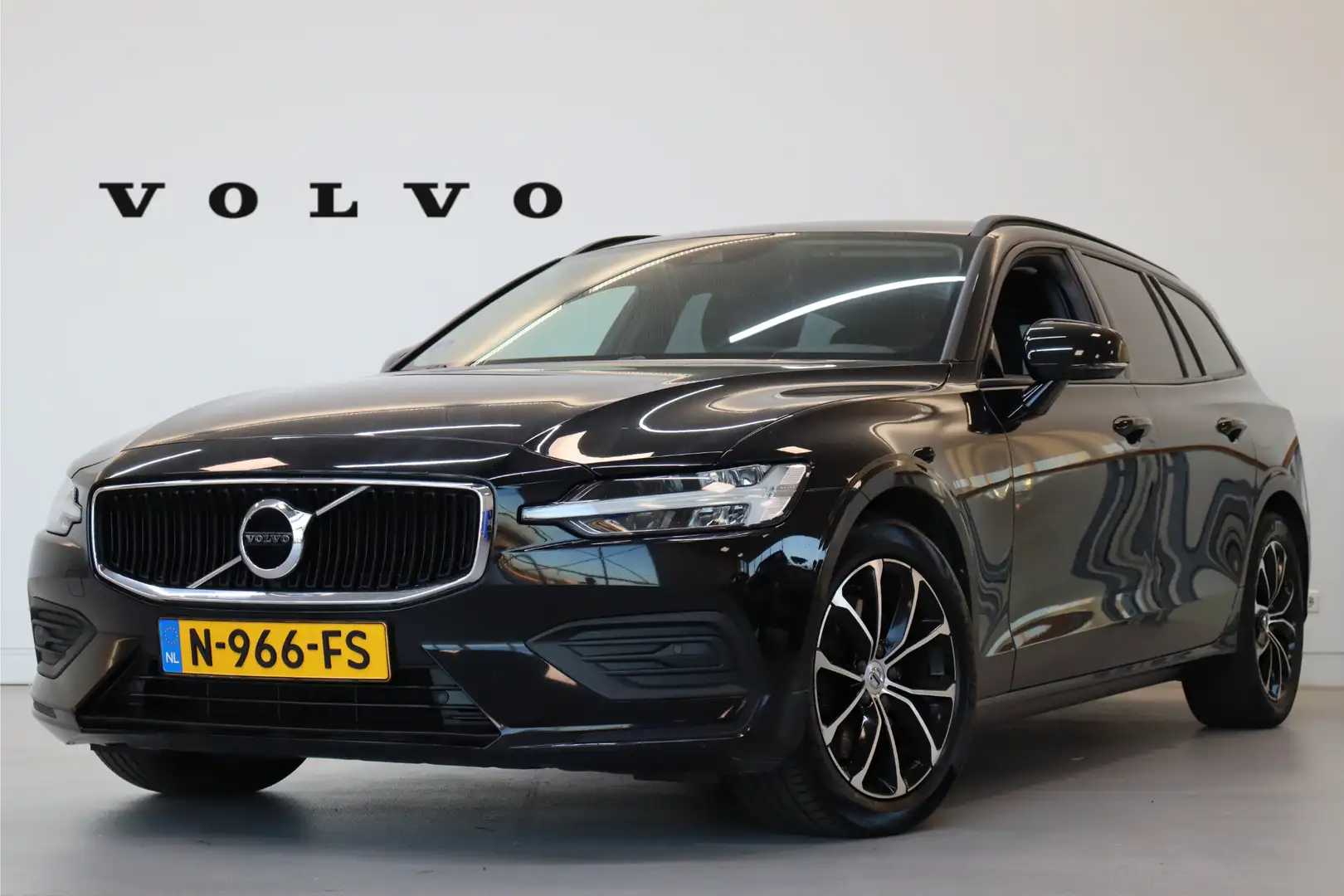 Volvo V60 B3 163PK Momentum Advantage | Adap Cruise | Blis | Noir - 1