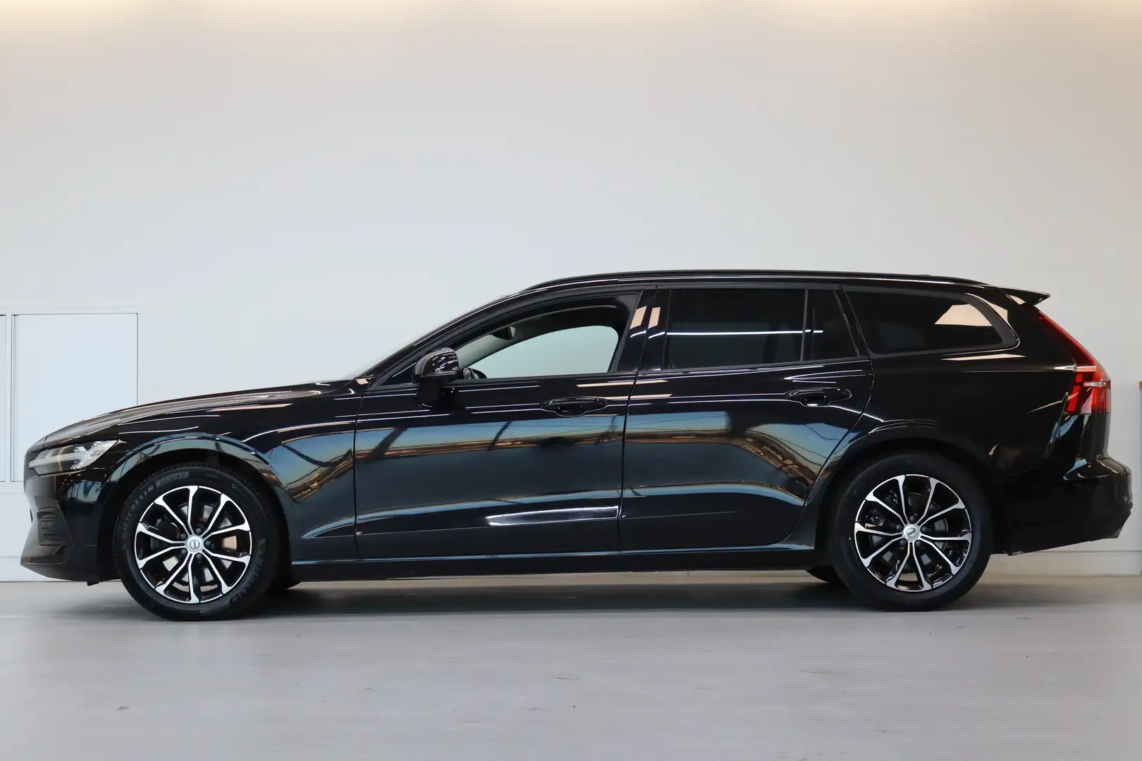 Volvo V60 B3 163PK Momentum Advantage | Adap Cruise | Blis | Noir - 2