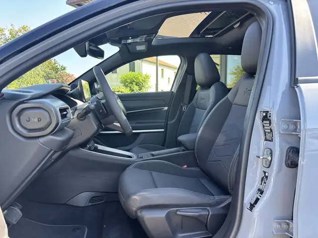 Jeep Avenger view 9