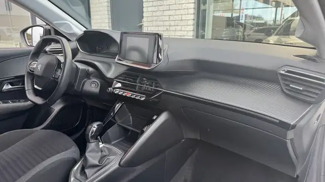 Peugeot 208 view 11
