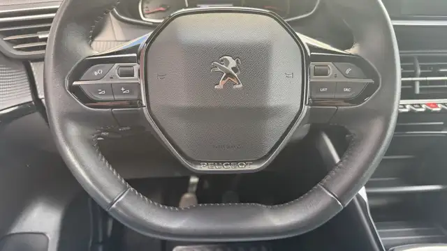 Peugeot 208 view 17
