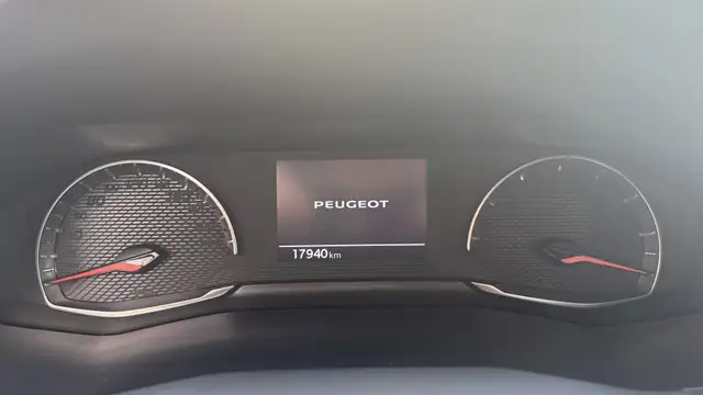 Peugeot 208 view 18
