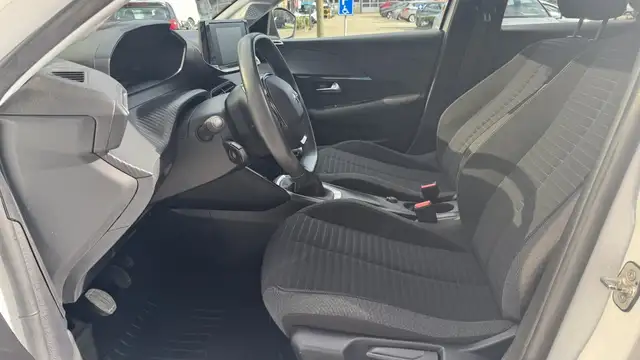 Peugeot 208 view 10