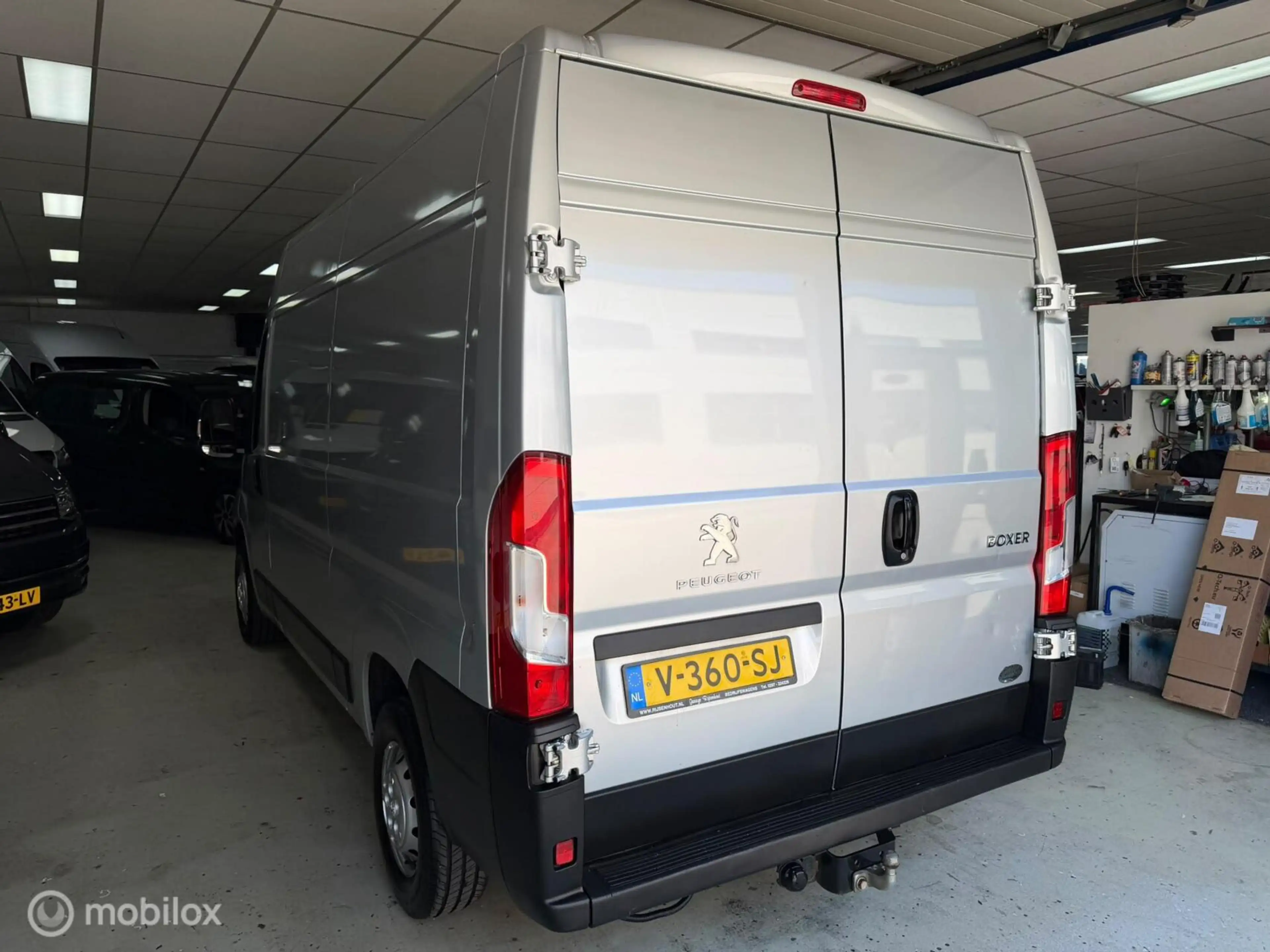 Peugeot Boxer Bestel 330 2.0 BlueHDI L2H2 Premium Pack — photo 3