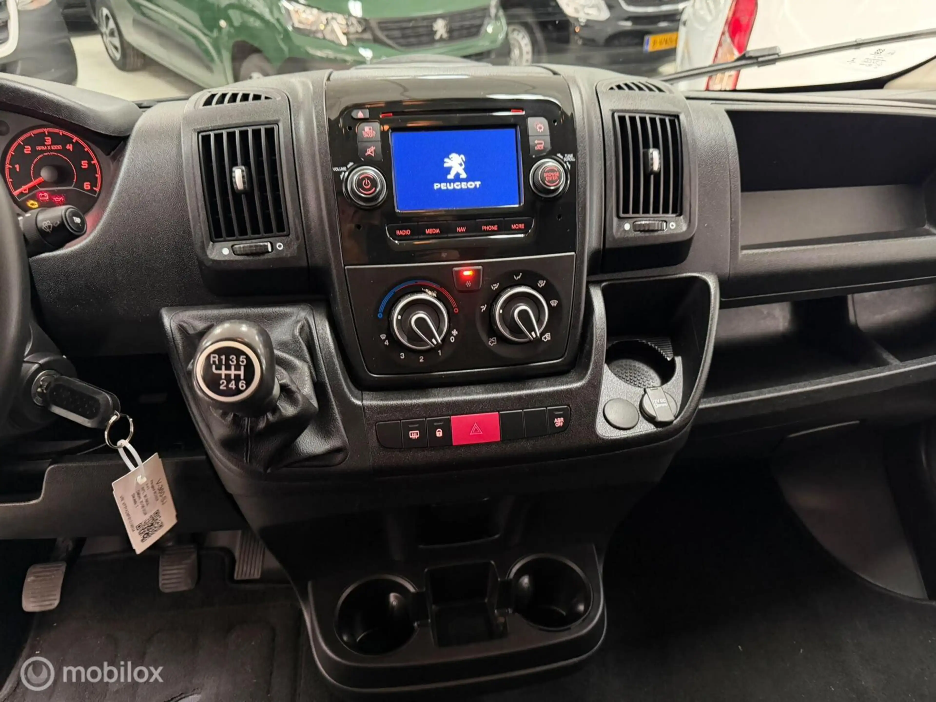 Peugeot Boxer Bestel 330 2.0 BlueHDI L2H2 Premium Pack — photo 8