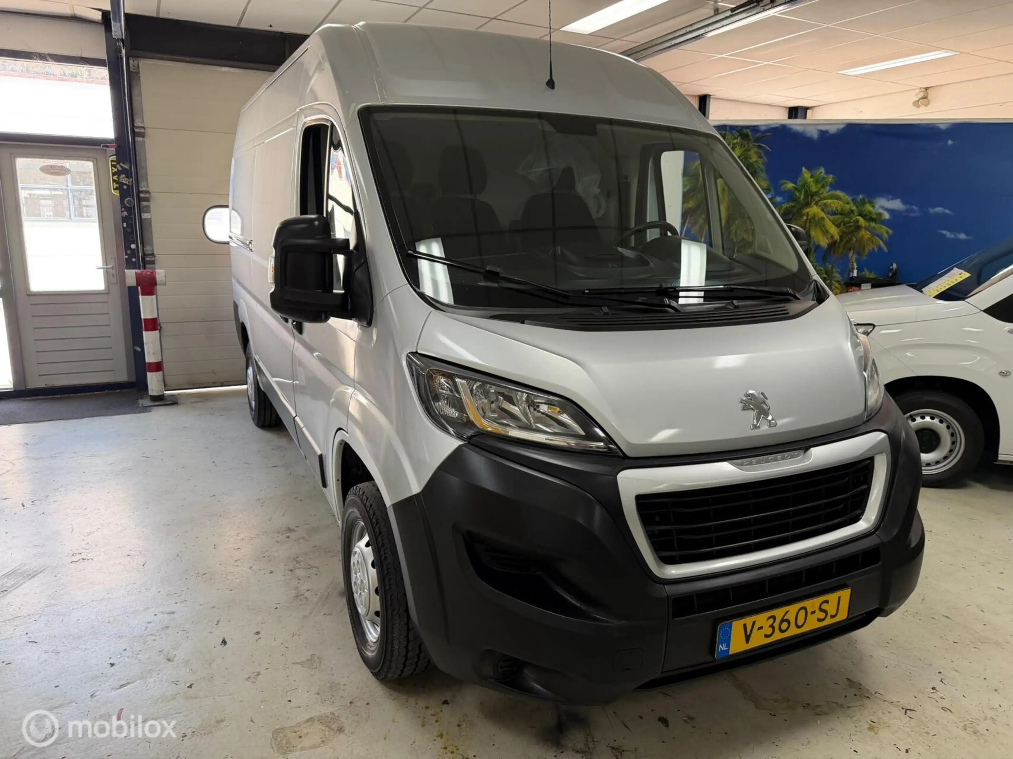 Peugeot Boxer Bestel 330 2.0 BlueHDI L2H2 Premium Pack