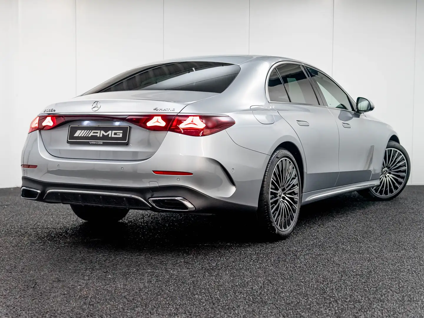 Mercedes-Benz E 300 E e 4MATIC AMG Line | Superscreen | Nappa | Luchtv Zilver - 2