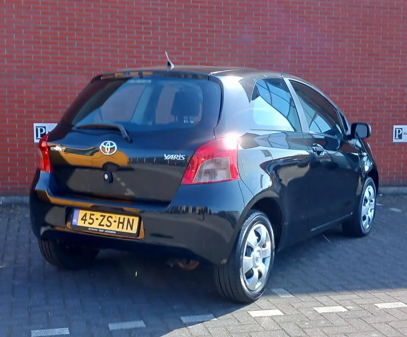 Toyota Yaris 1.3 16V VVT-I 3DR Terra Schwarz - 2