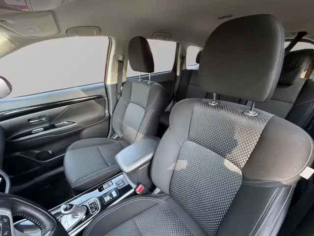 Mitsubishi Outlander view 8