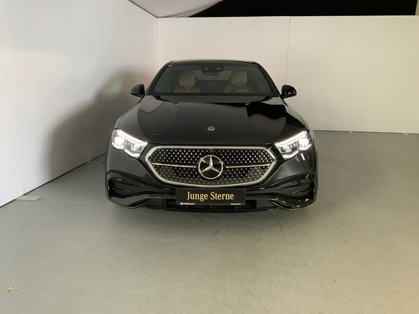 Mercedes-Benz E 200 E 200 Limo AMG-Line Night-Pak Fahrassistenz+Pak Grau - 2