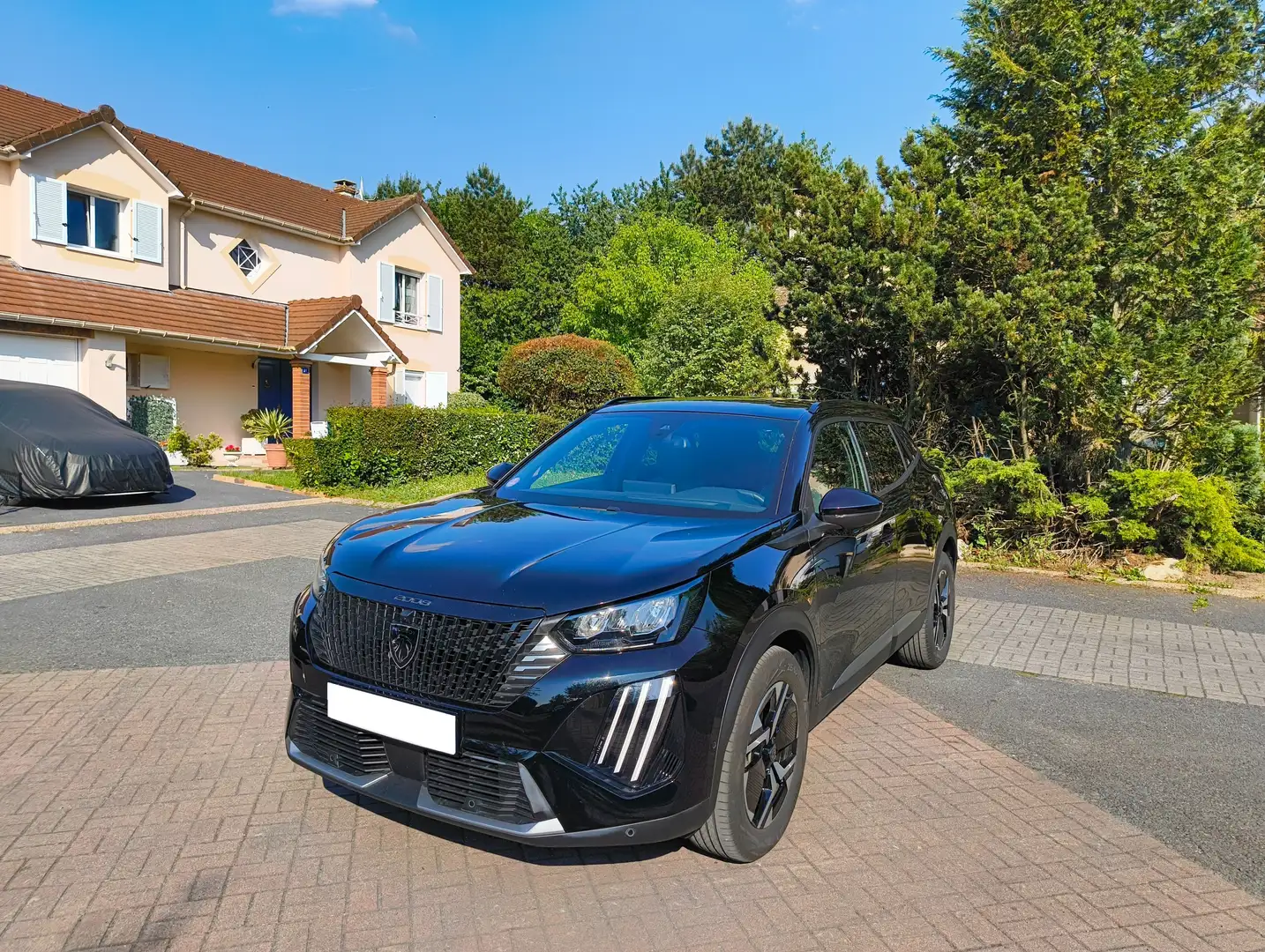Peugeot 2008 Hybrid 136 e-DCS6 Allure Noir - 1