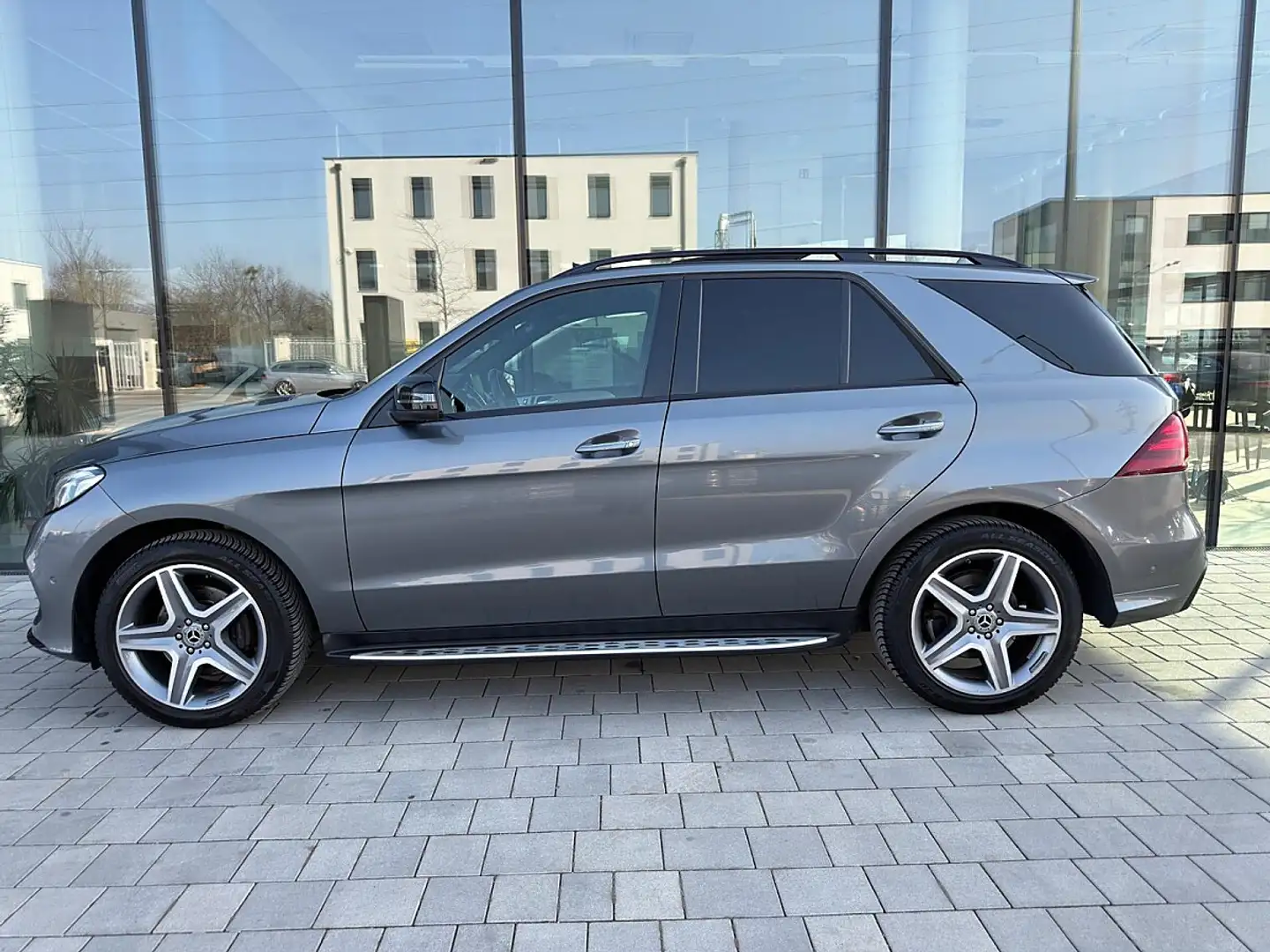 Mercedes-Benz GLE 350 d 4Matic Aut. Austria Edition *AHK* AIRMATIC* P... Grau - 2