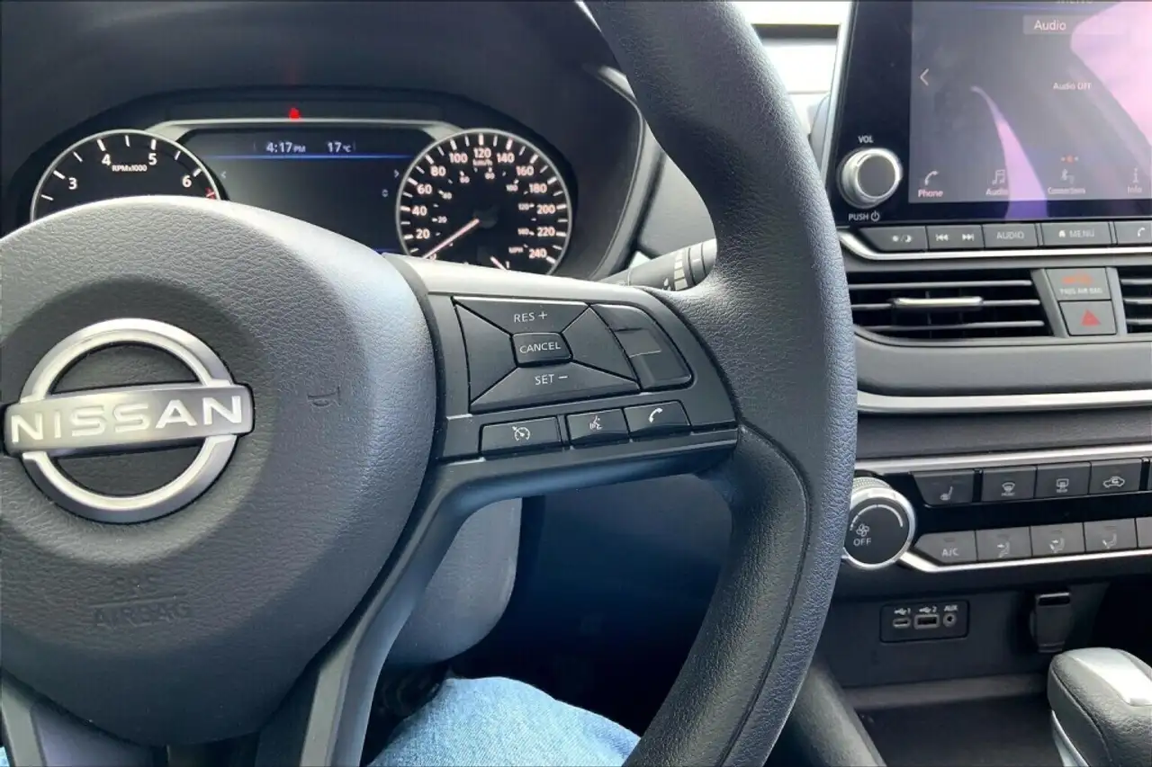 Nissan Altima снимка Nissan Altima
