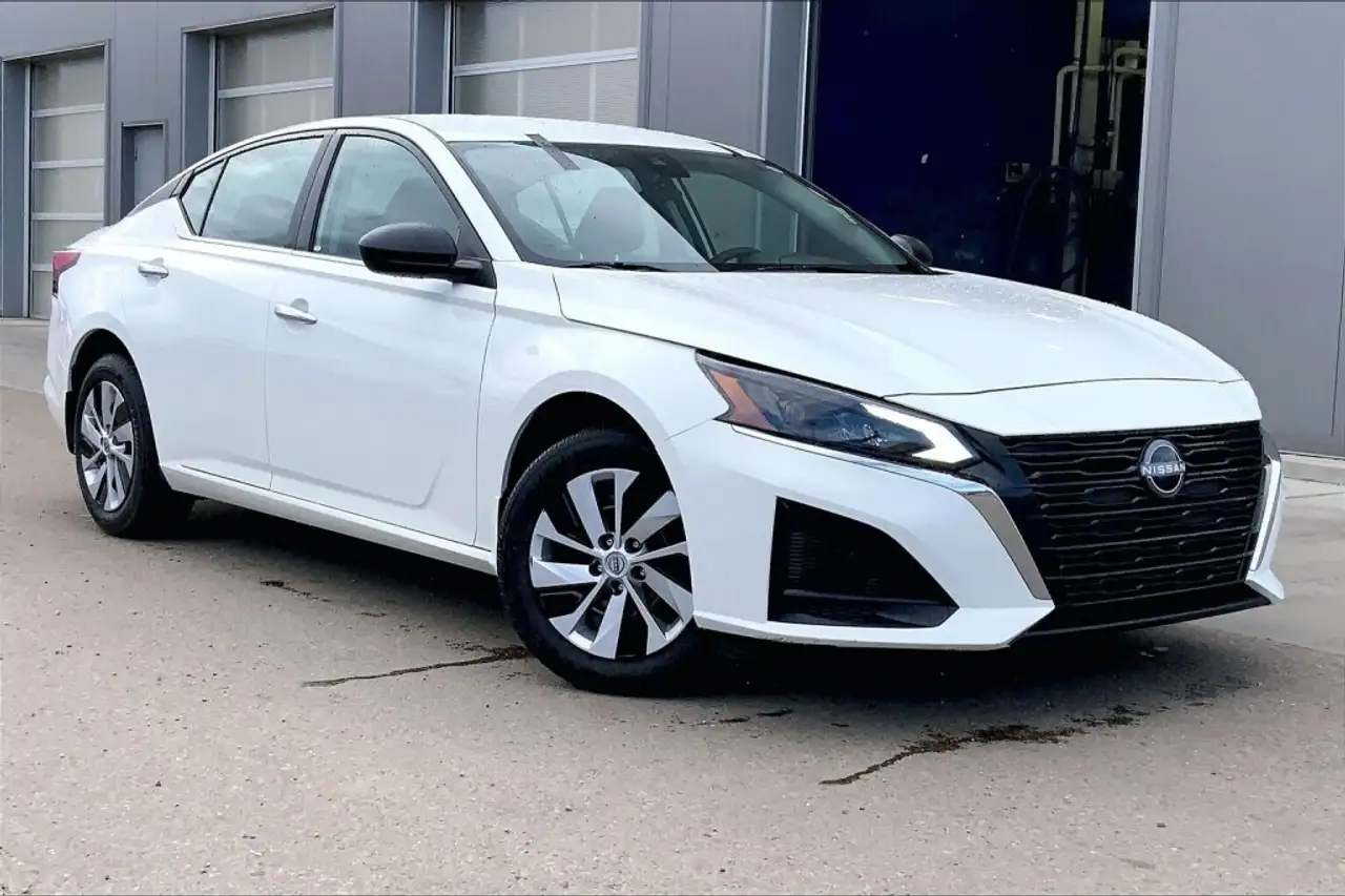 Nissan Altima снимка Nissan Altima