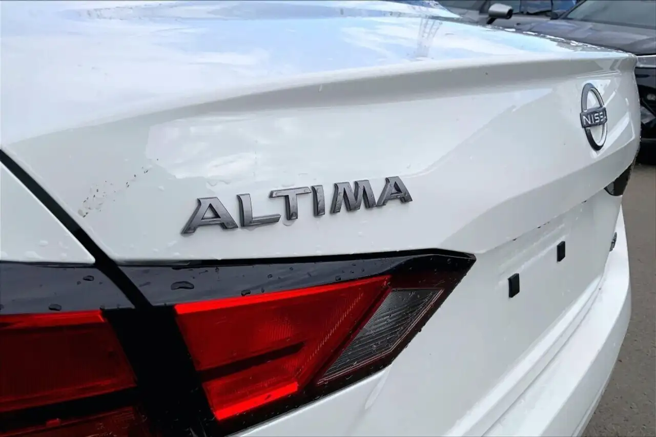Nissan Altima снимка Nissan Altima