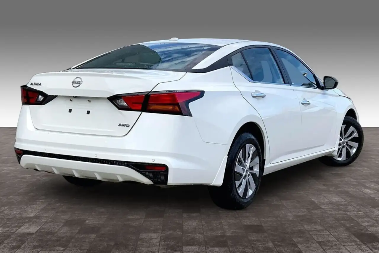 Nissan Altima снимка Nissan Altima