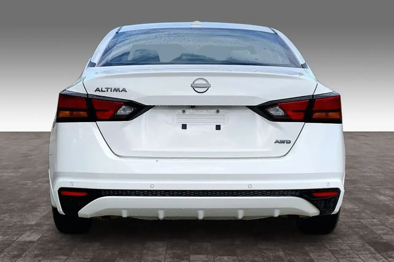 Nissan Altima снимка Nissan Altima