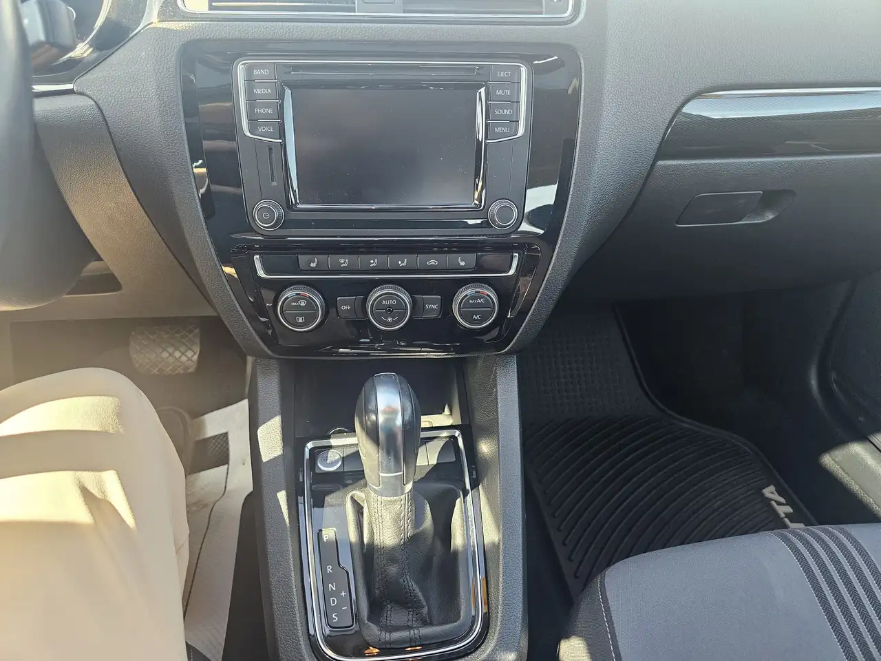 Volkswagen Jetta снимка Volkswagen Jetta