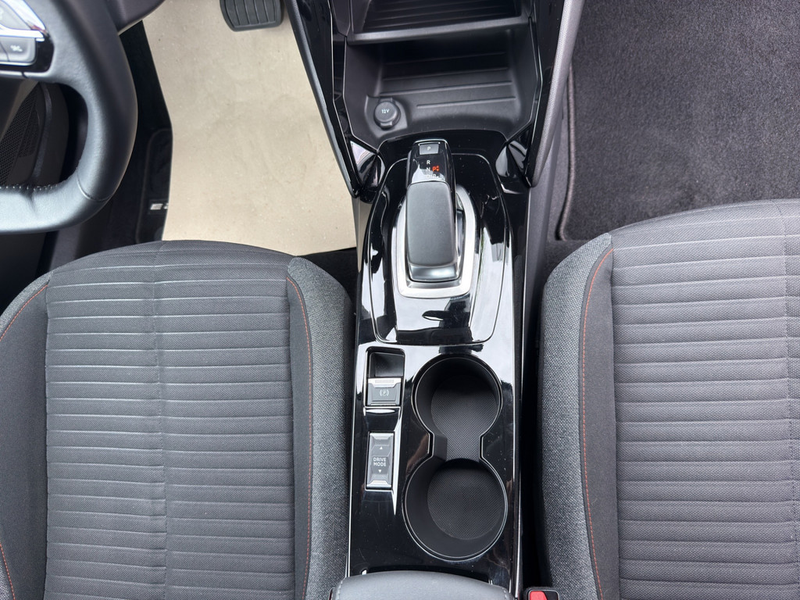 Peugeot e-2008 — photo 14