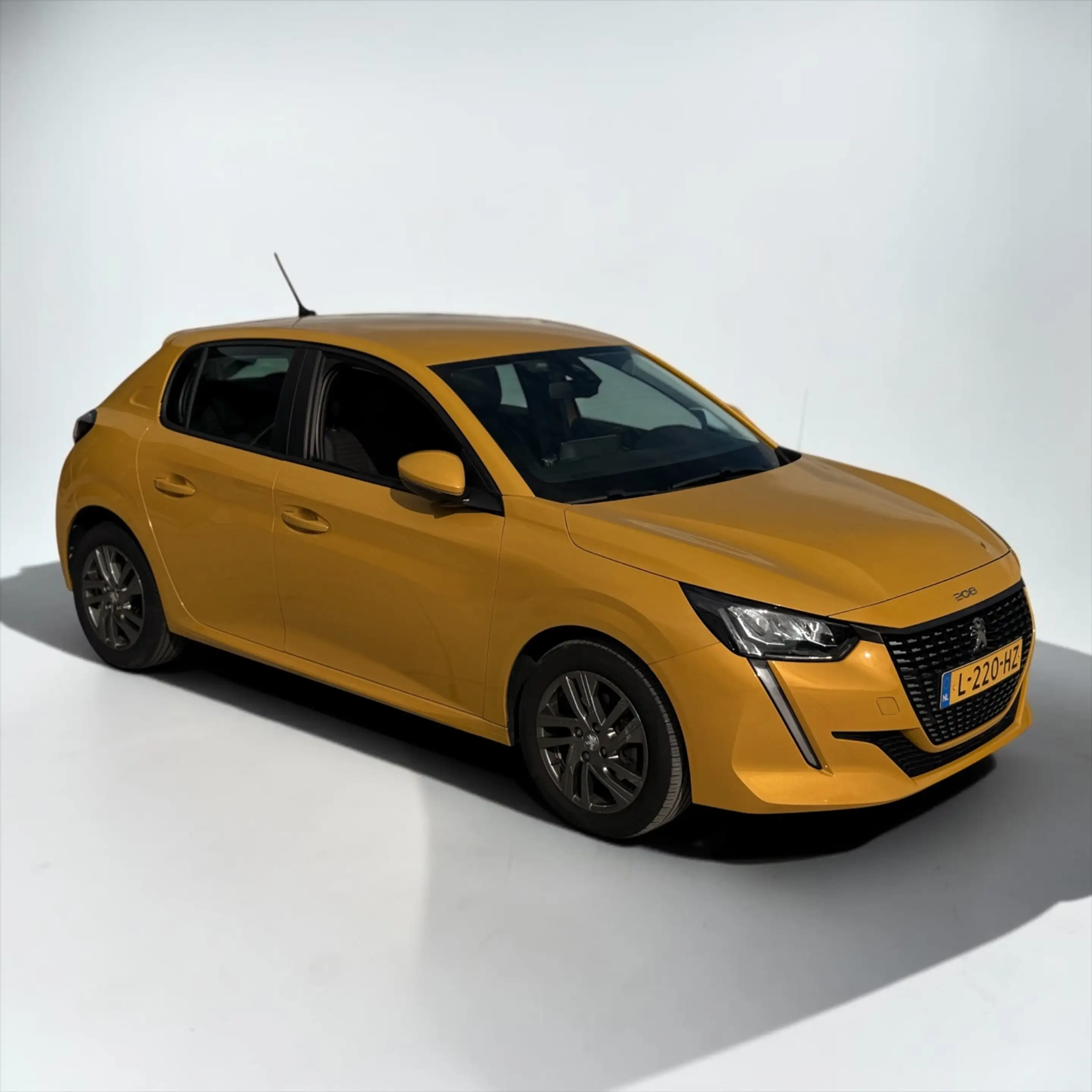 Peugeot 208 1.2 PureTech Active Pack — photo 8