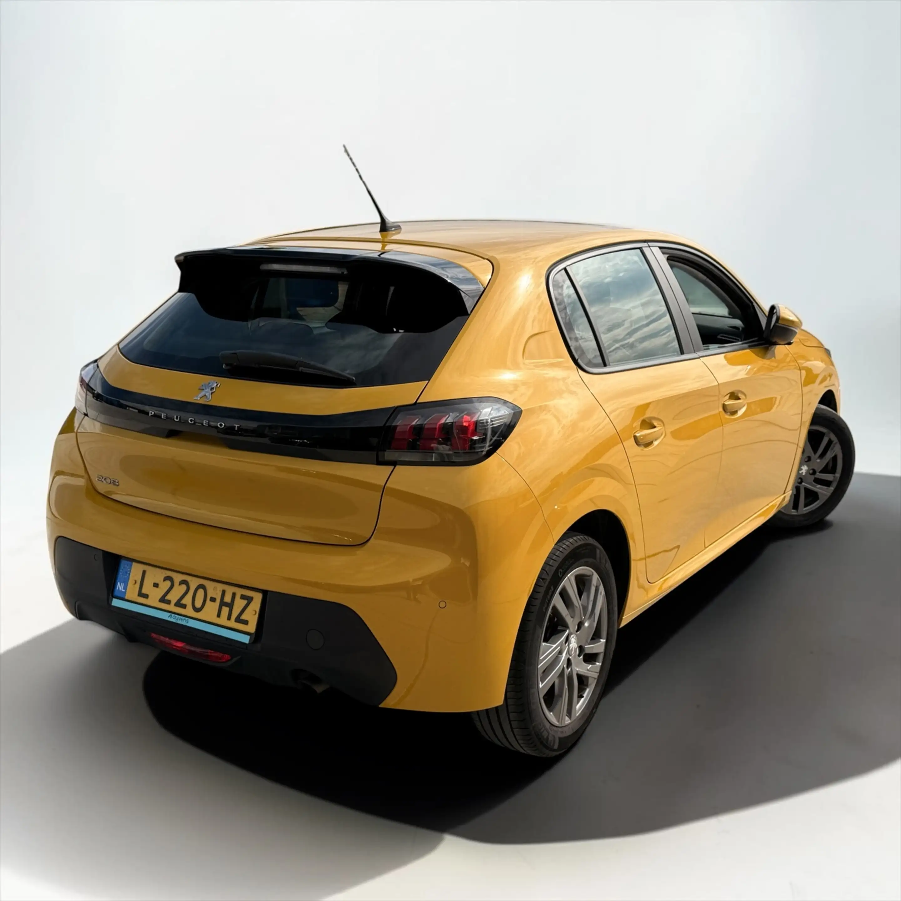Peugeot 208 1.2 PureTech Active Pack — photo 2