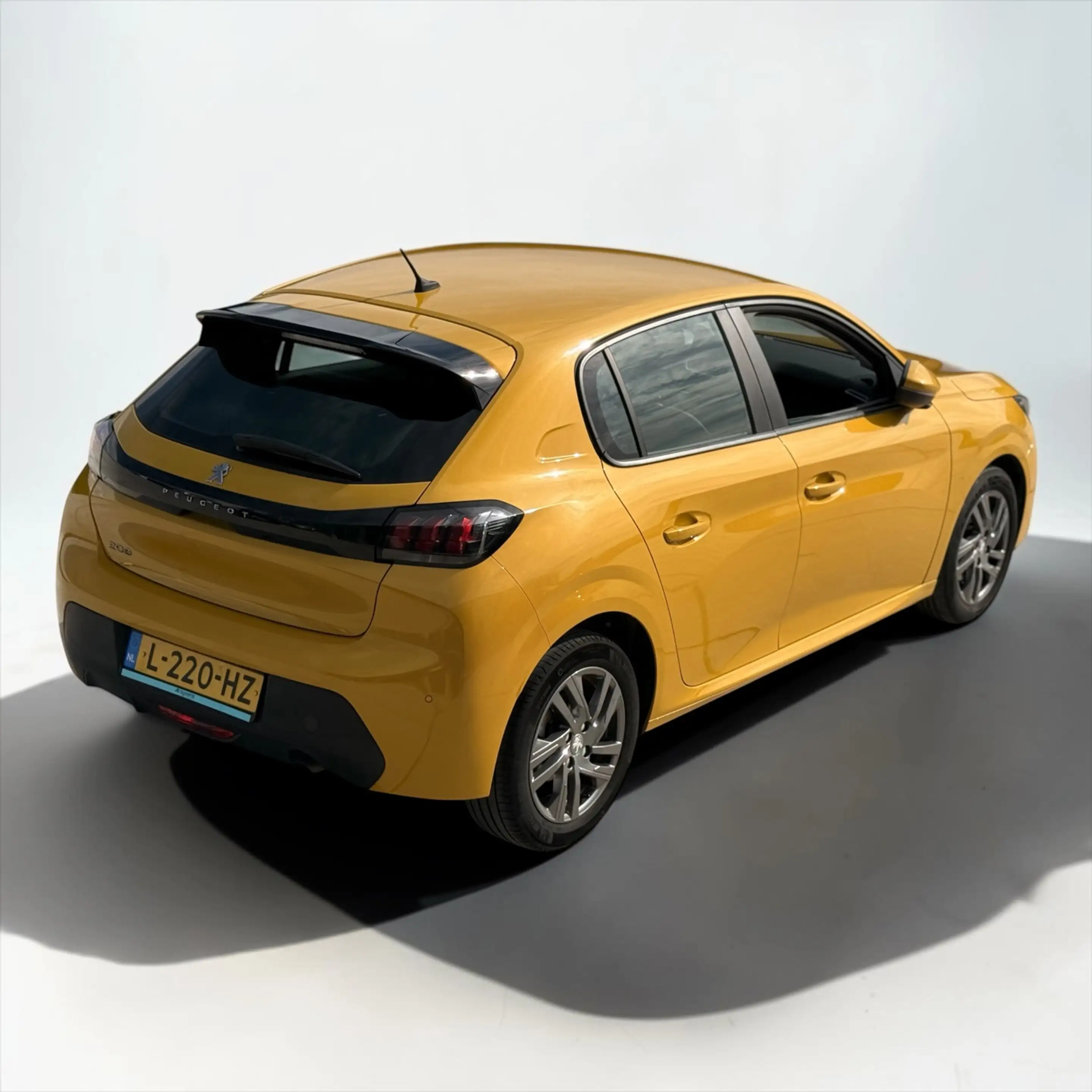 Peugeot 208 1.2 PureTech Active Pack — photo 7