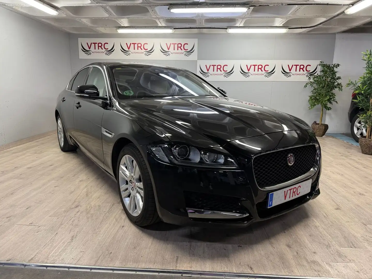 Jaguar XF 2.0i4D Portfolio Aut. 240 Noir - 1