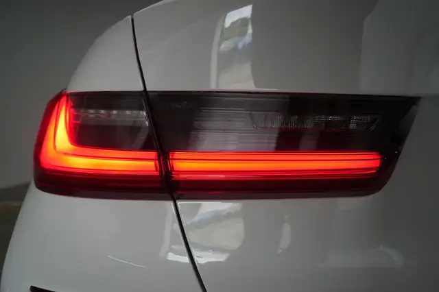BMW 3 Series view 9