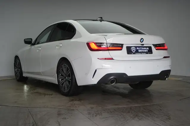 BMW 3 Series view 4