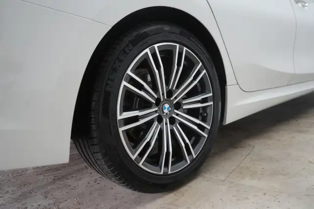 BMW 3 Series view 11