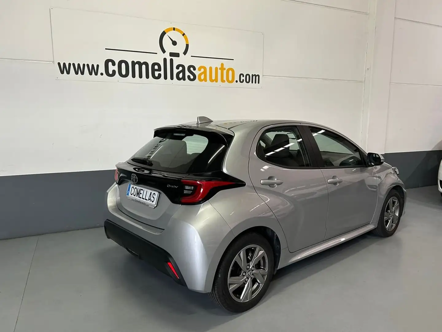 Toyota Yaris 1.5 120H Active Plus Grau - 2