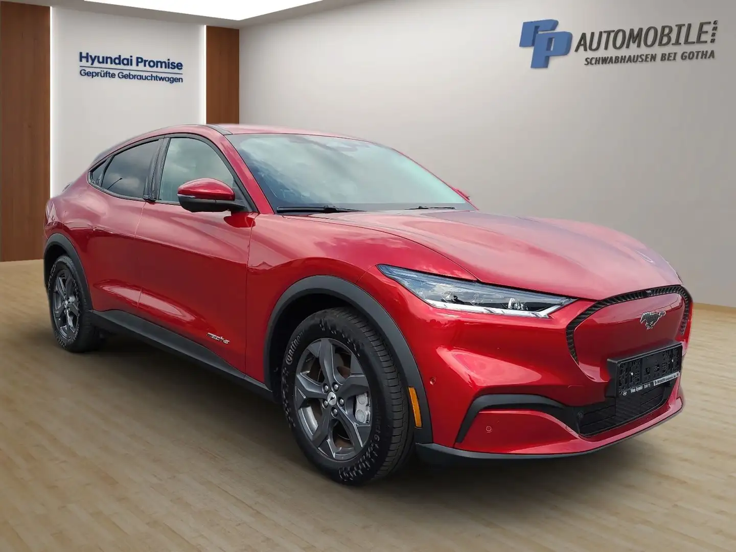 Ford Mustang Mach-E 76 kWh Standard Range Tech.1 Rouge - 2