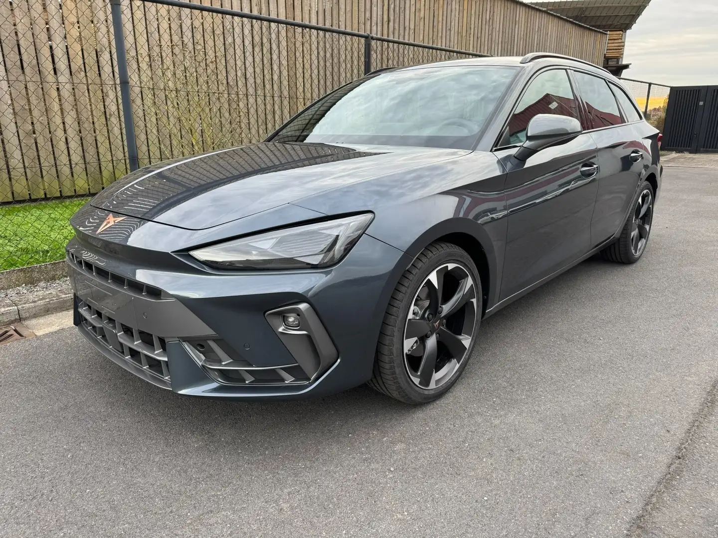 CUPRA Leon Sportstourer 1.5 eTSI DSG Edge Pack NIEUW Gris - 1