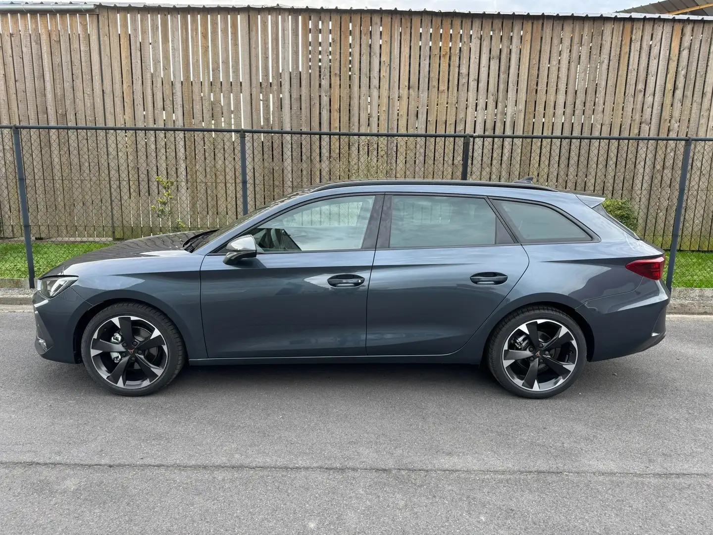 CUPRA Leon Sportstourer 1.5 eTSI DSG Edge Pack NIEUW Gris - 2