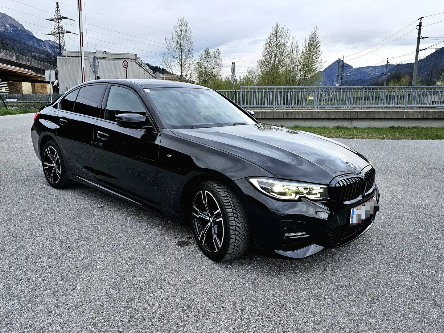 BMW 320 320i xDrive Aut. M Sport Schwarz - 1