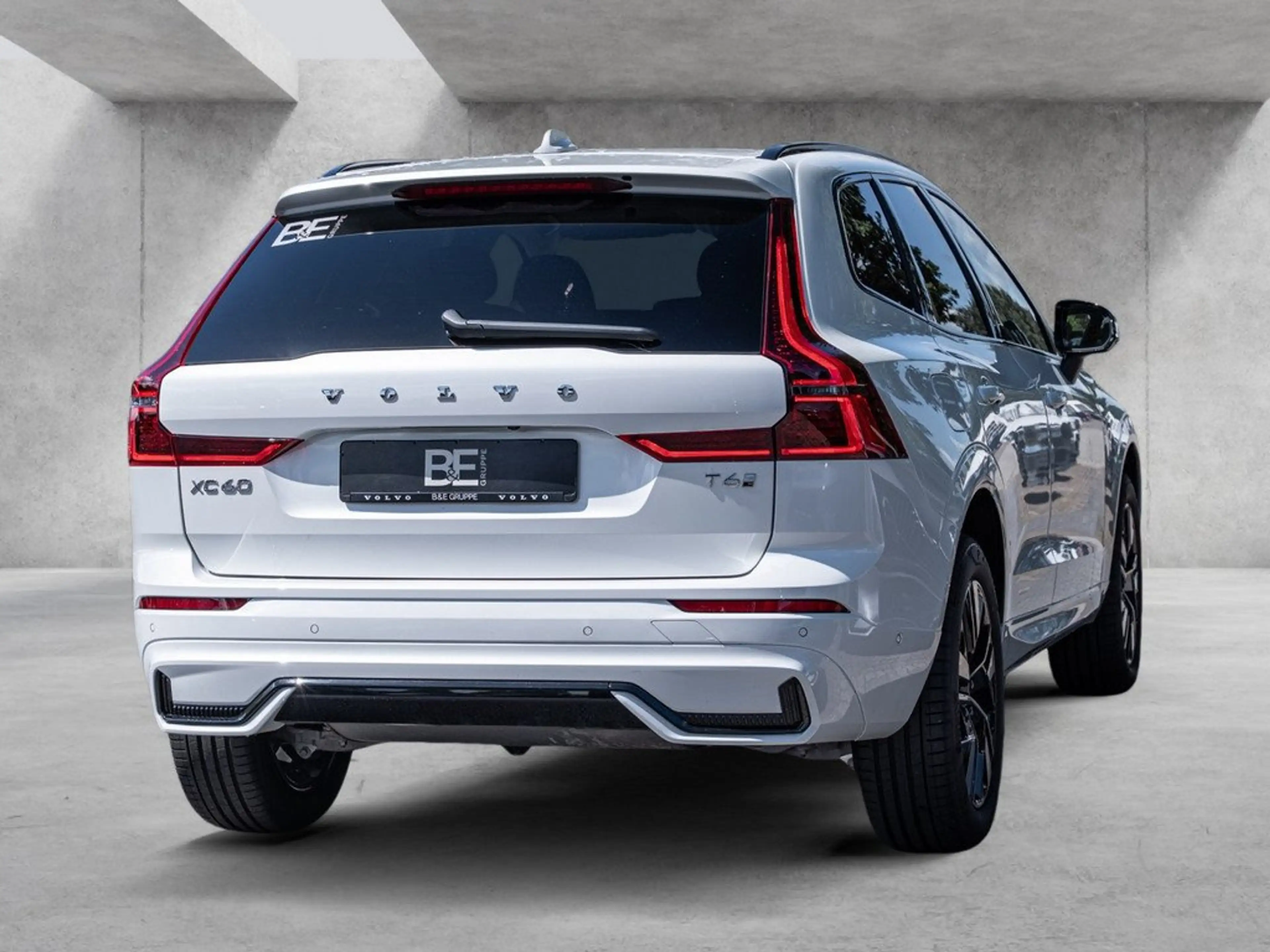 Volvo XC60 T6 Plus Dark Recharge AWD — photo 3