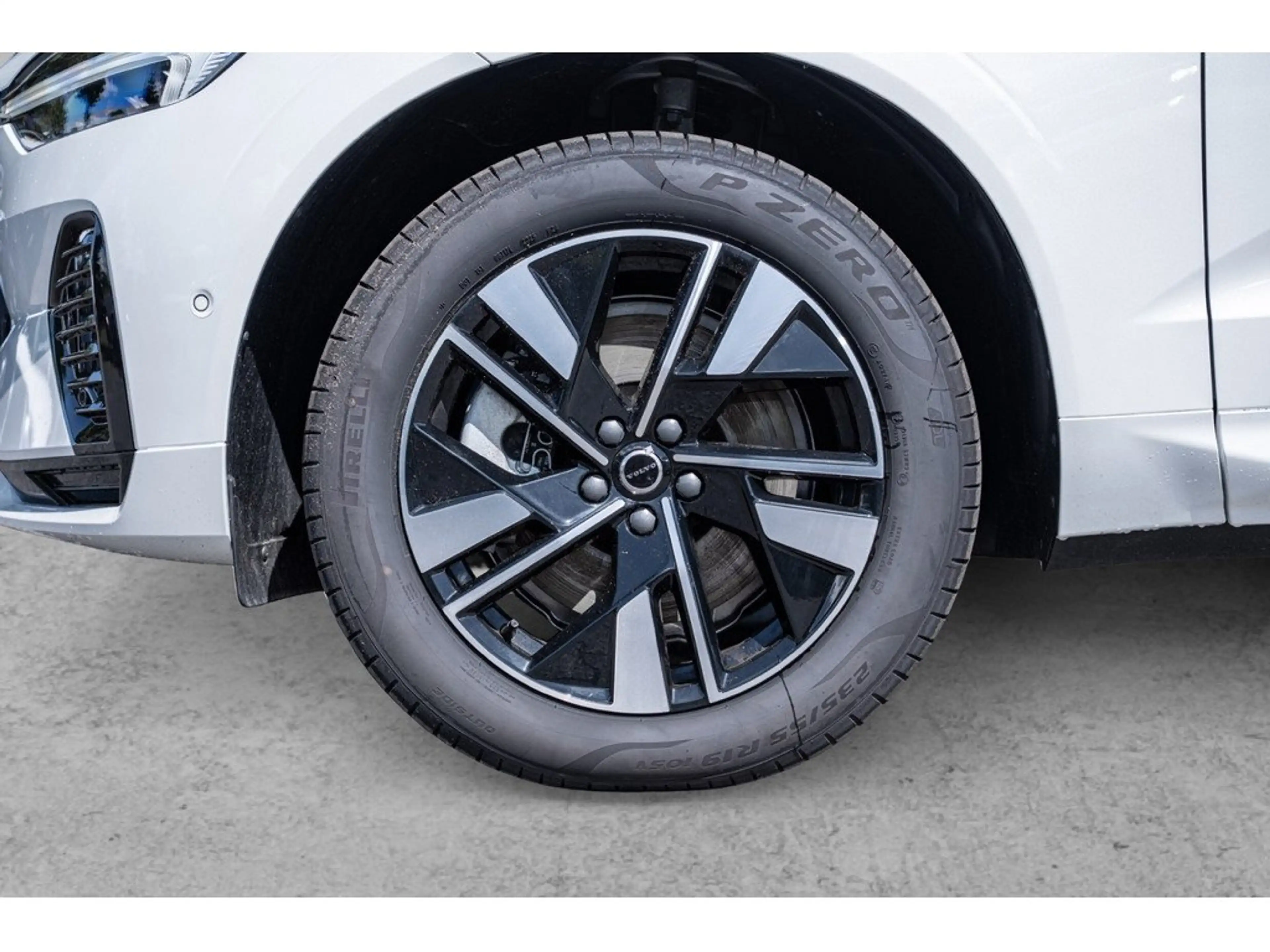 Volvo XC60 T6 Plus Dark Recharge AWD — photo 5