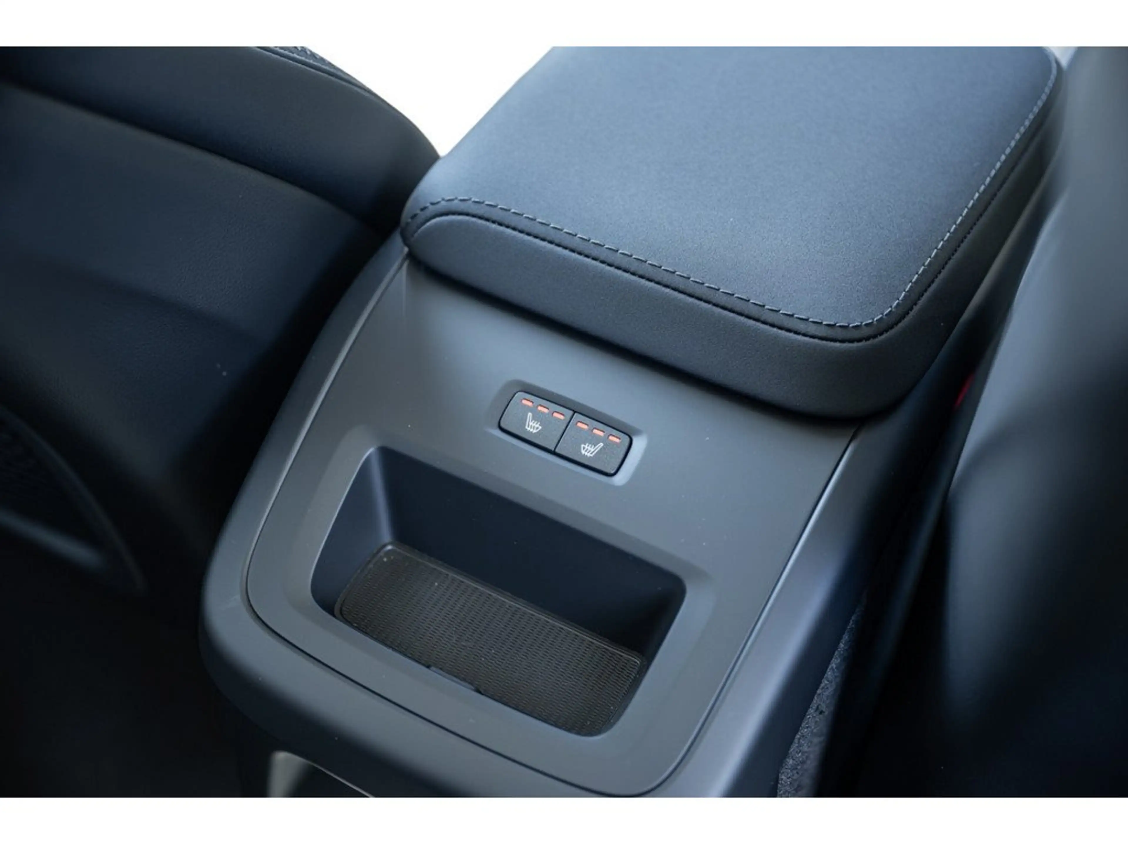 Volvo XC60 T6 Plus Dark Recharge AWD — photo 9