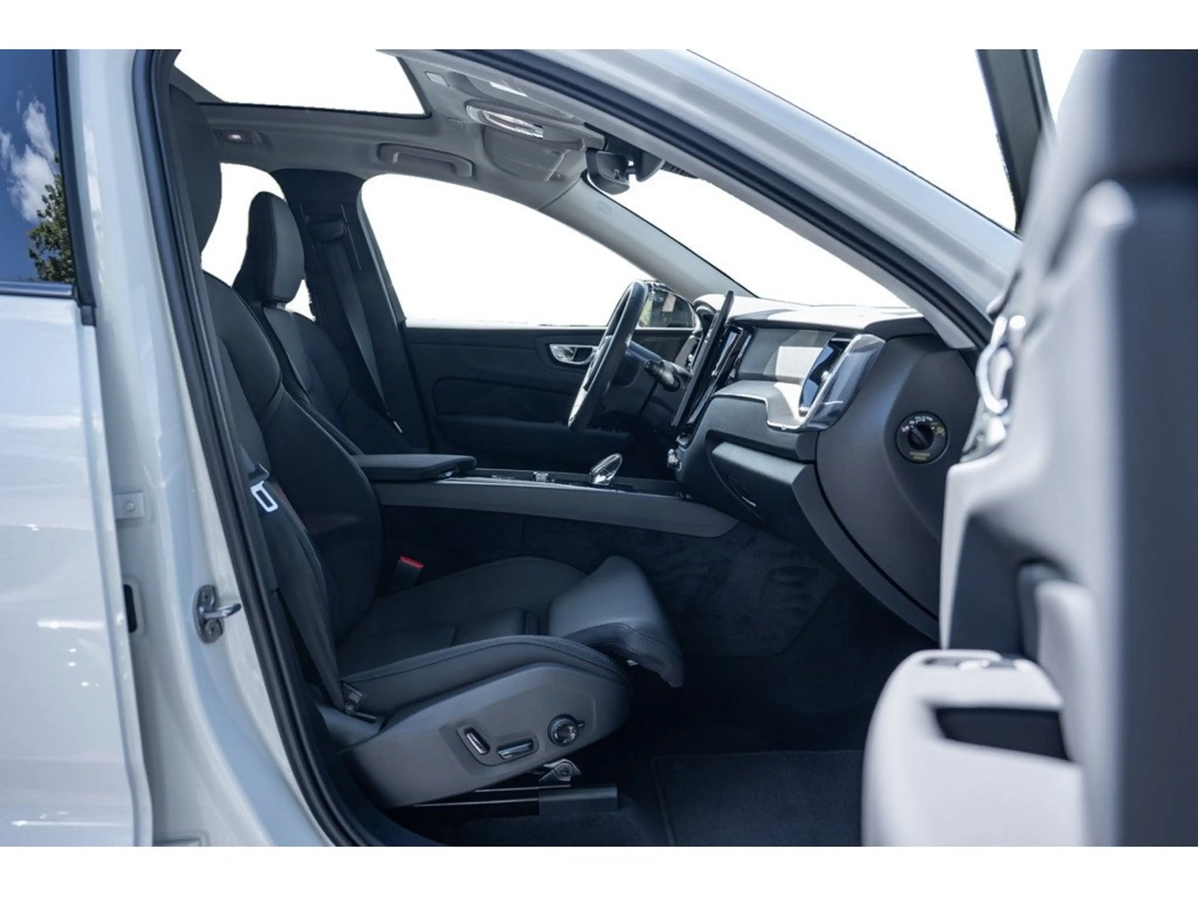 Volvo XC60 T6 Plus Dark Recharge AWD — photo 6