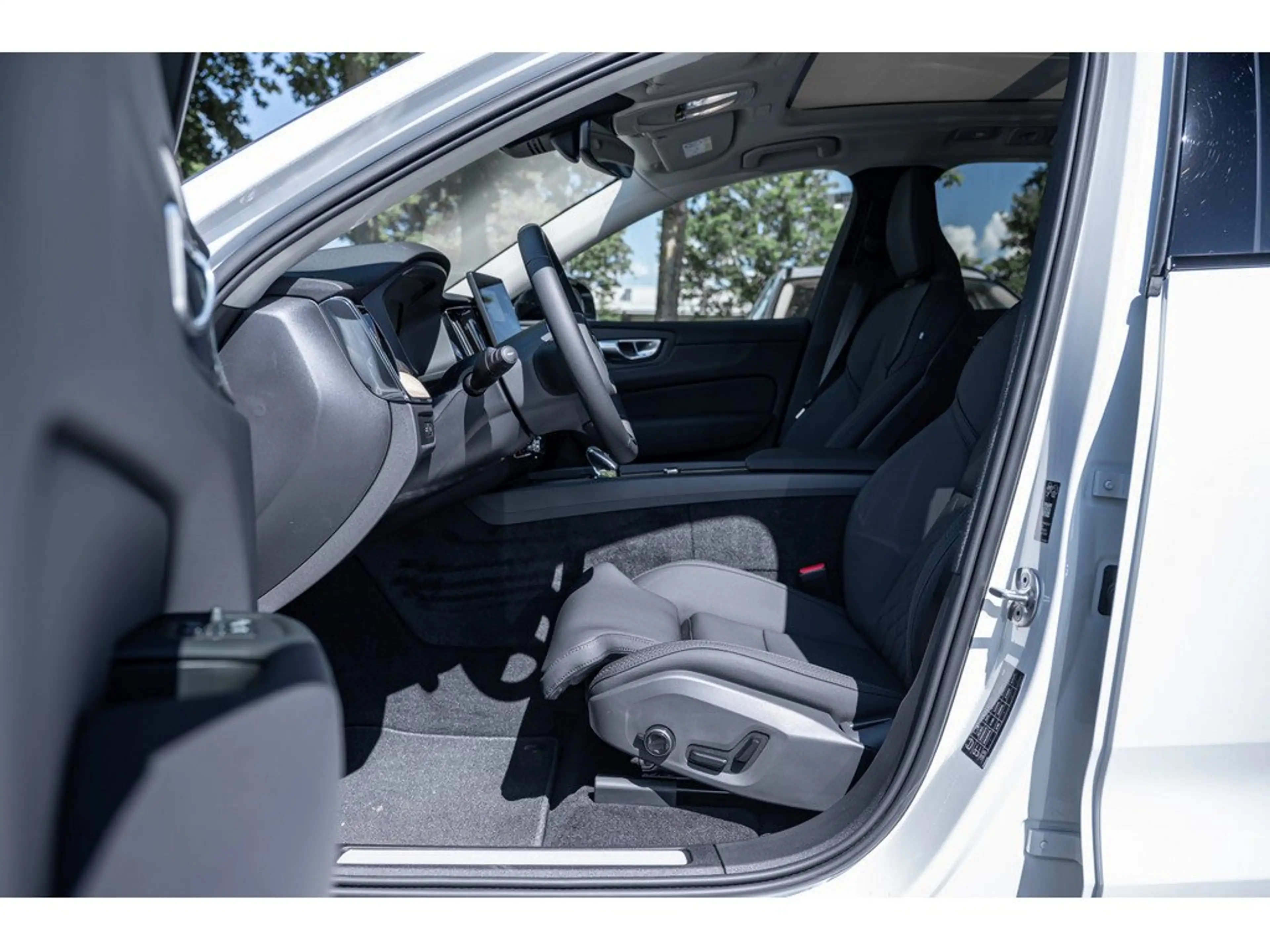 Volvo XC60 T6 Plus Dark Recharge AWD — photo 12