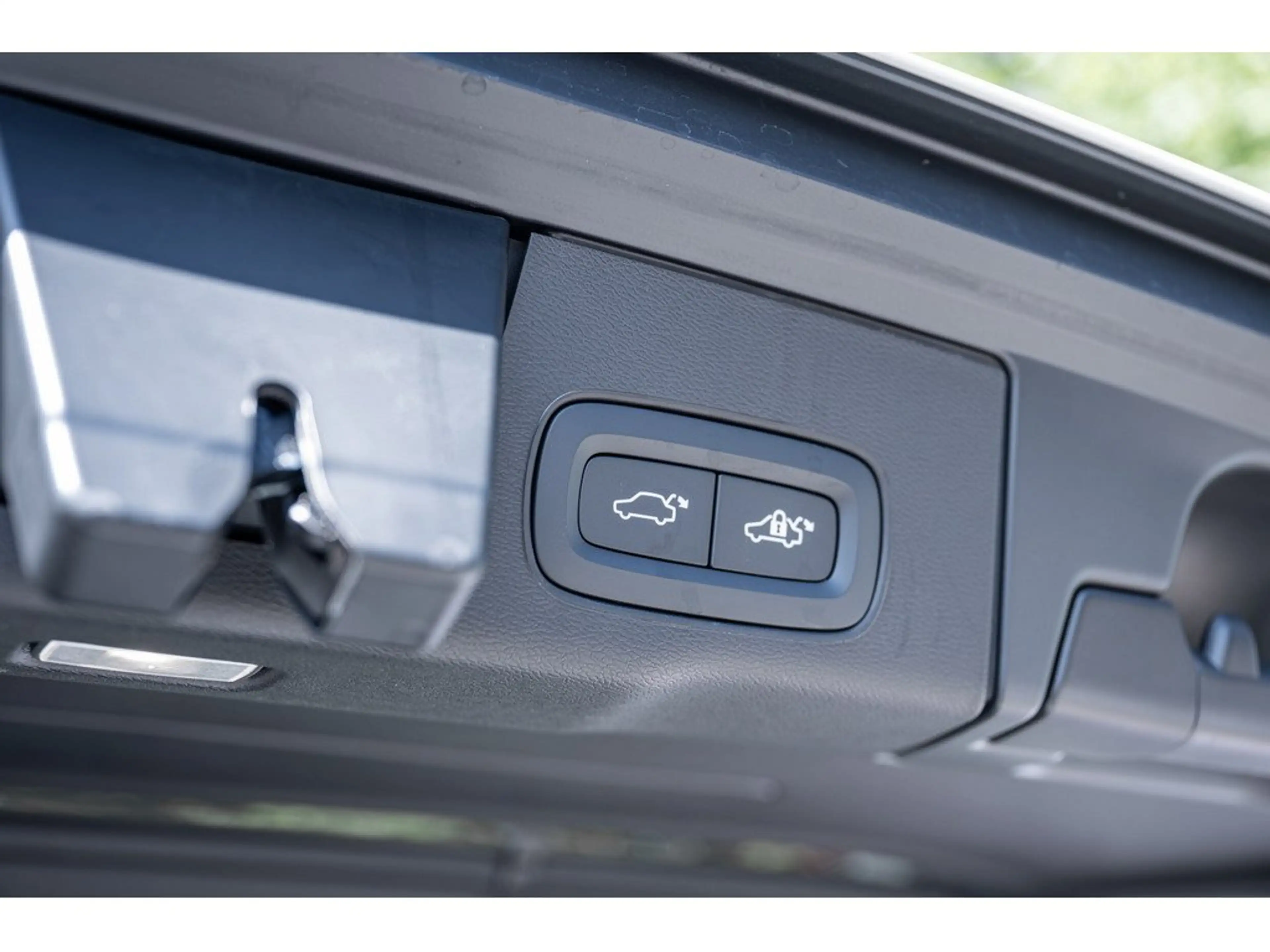 Volvo XC60 T6 Plus Dark Recharge AWD — photo 11