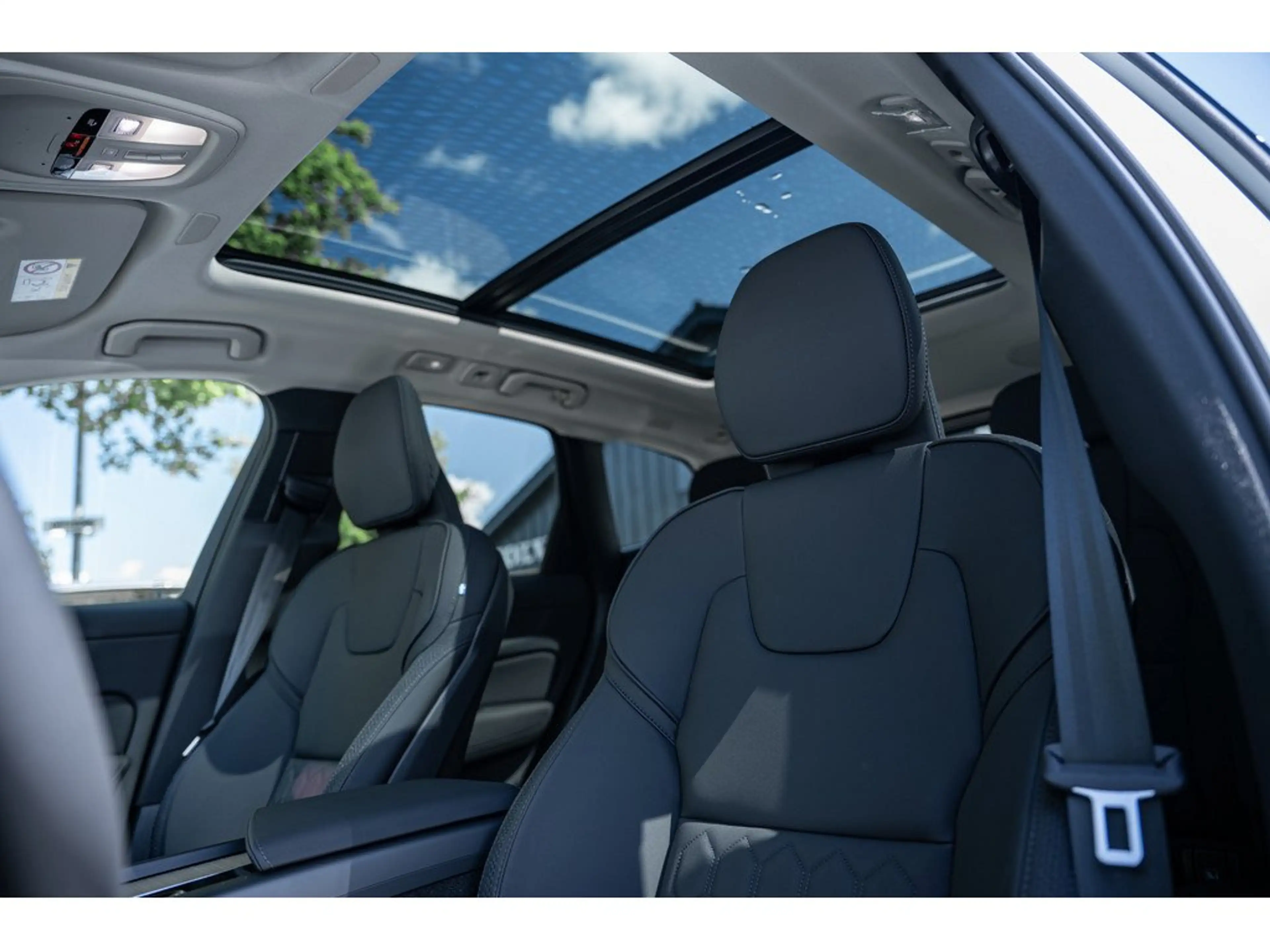 Volvo XC60 T6 Plus Dark Recharge AWD — photo 13