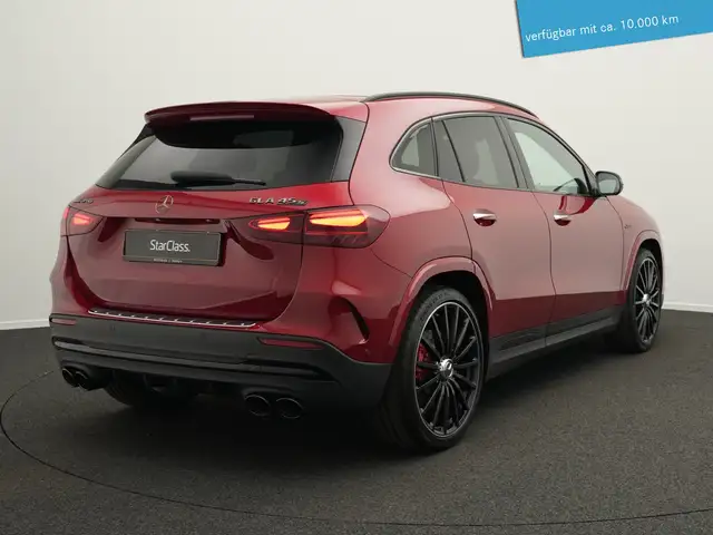 Mercedes-Benz GLA view 3
