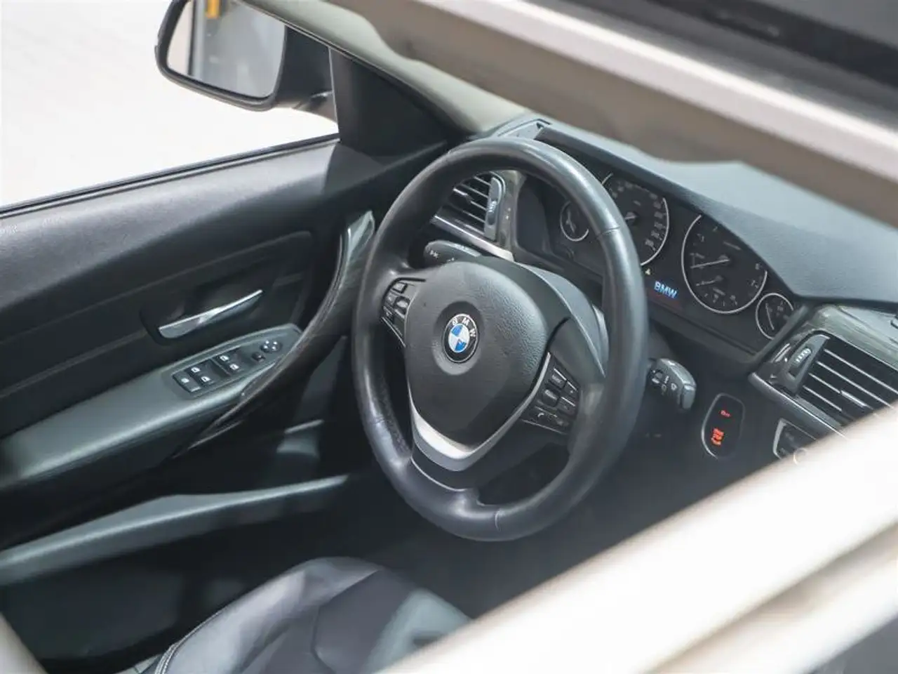 BMW 3 Series снимка BMW 3 Series