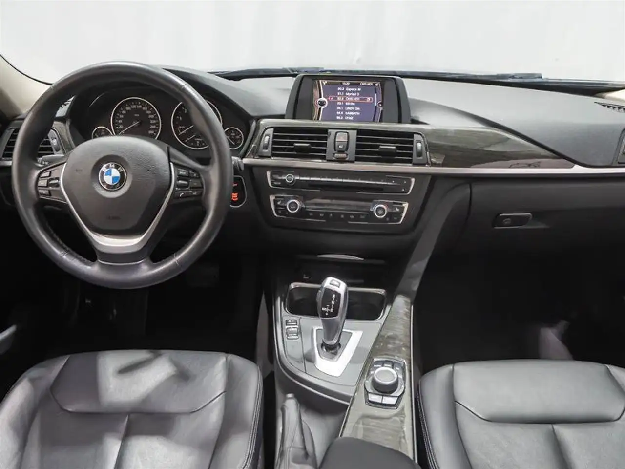 BMW 3 Series снимка BMW 3 Series