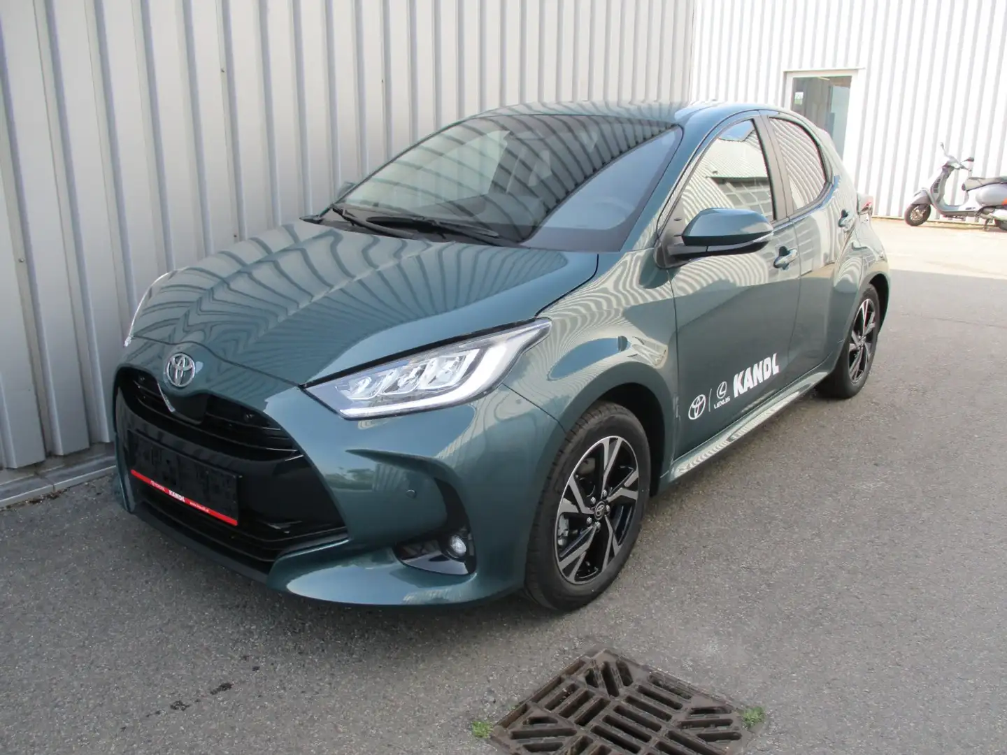 Toyota Yaris 1.5 VVT-i Hybrid Active Drive Safety&Comfortp. Vert - 2