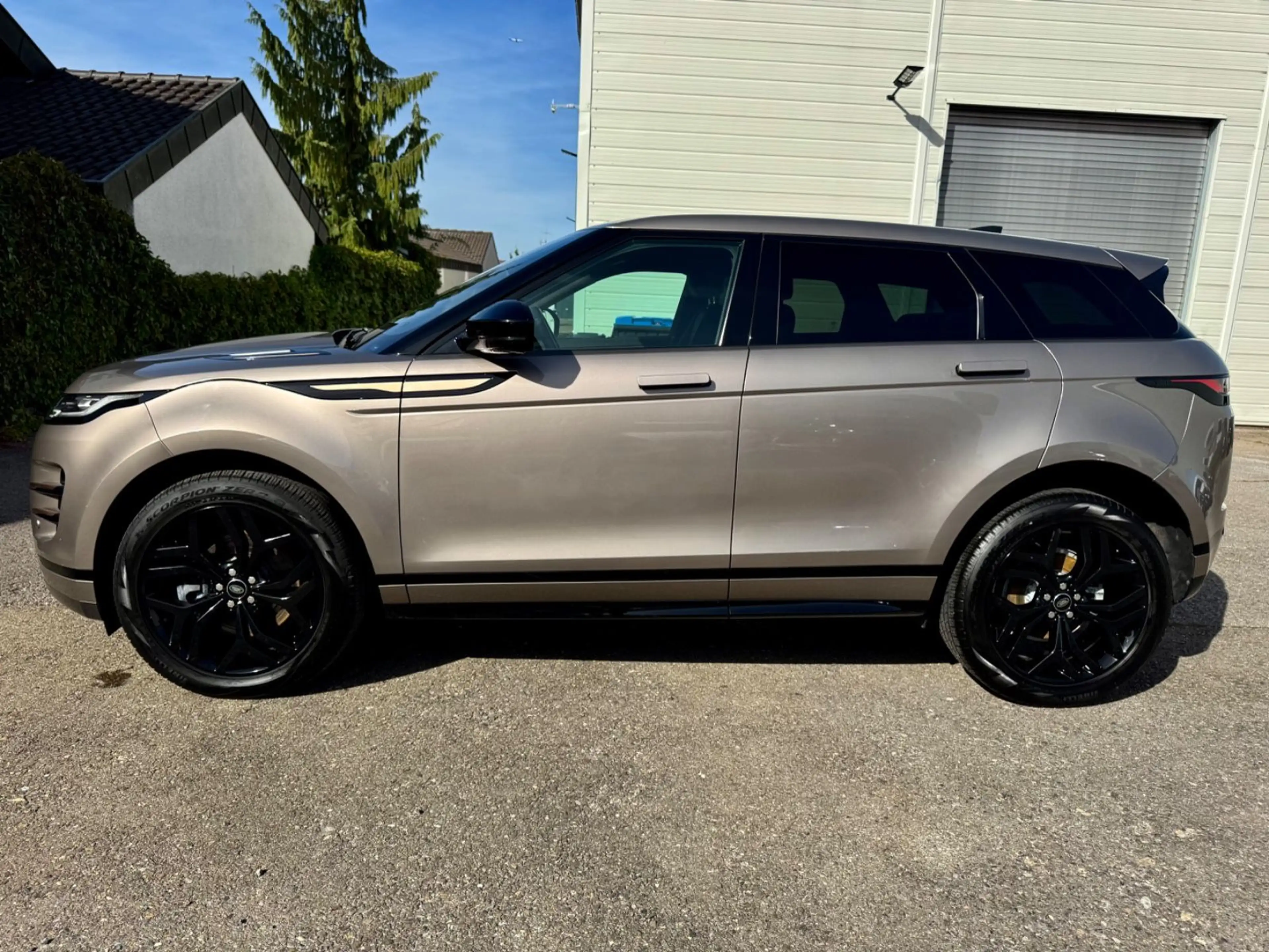 Land Rover Range Rover Evoque D165 AWD R-Dynamic SE — photo 2