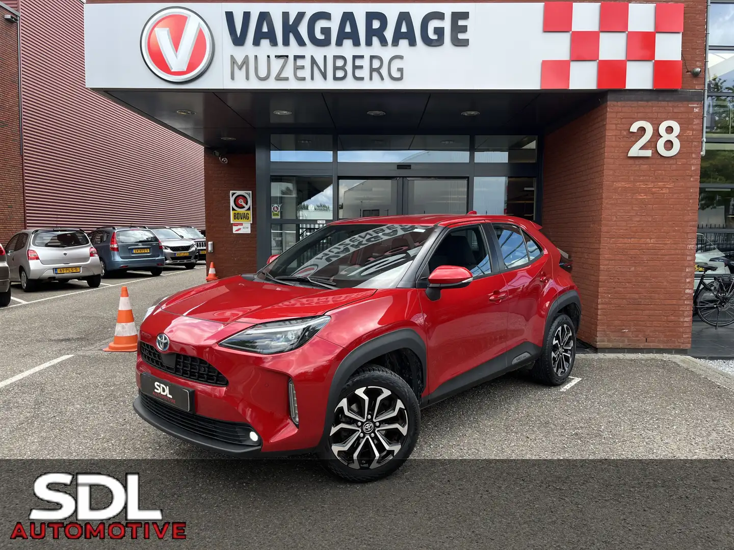 Toyota Yaris Cross 1.5 Hybrid First Edition // FULL LED // KEYLESS // Rood - 1