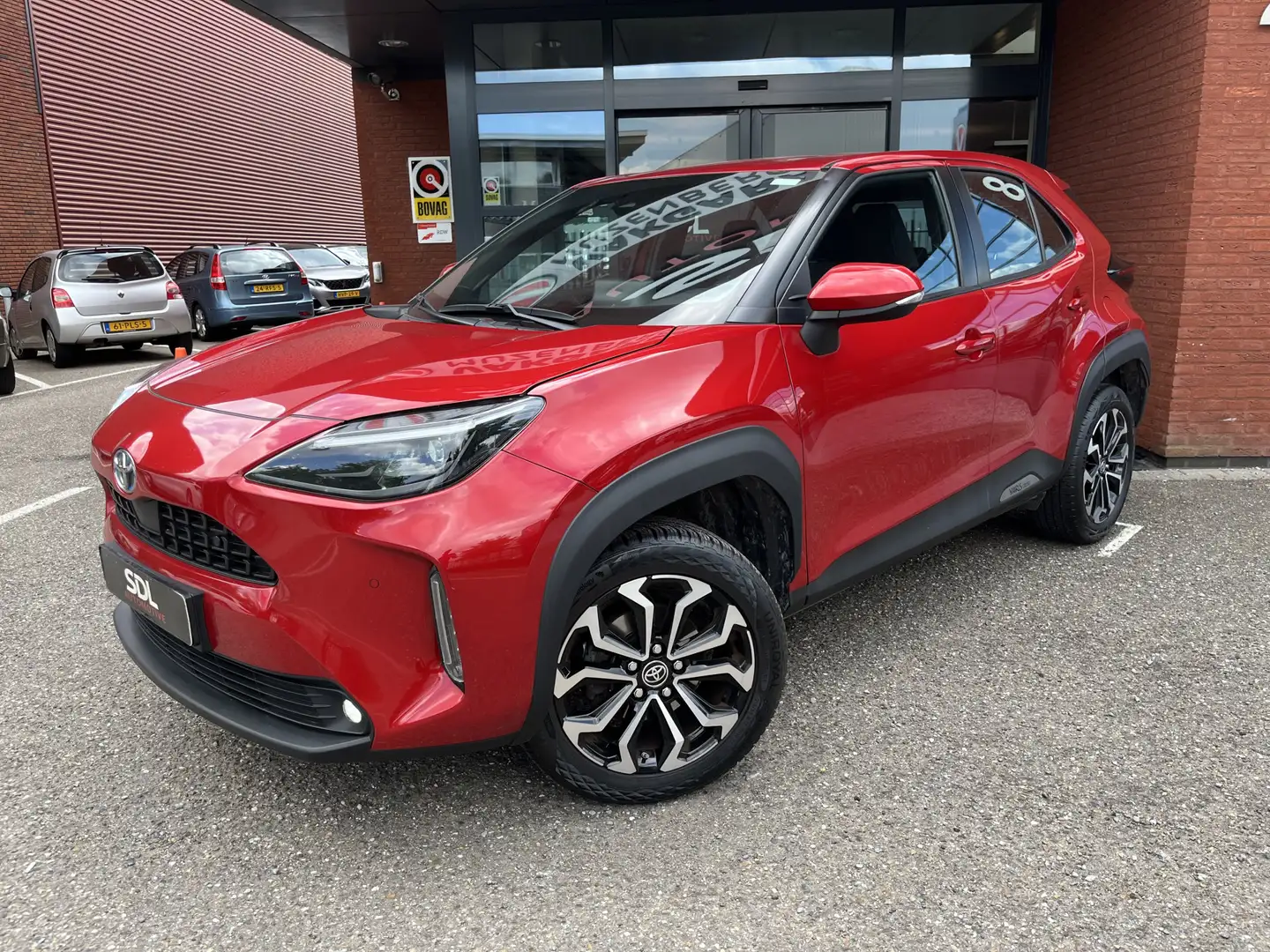 Toyota Yaris Cross 1.5 Hybrid First Edition // FULL LED // KEYLESS // Rood - 2