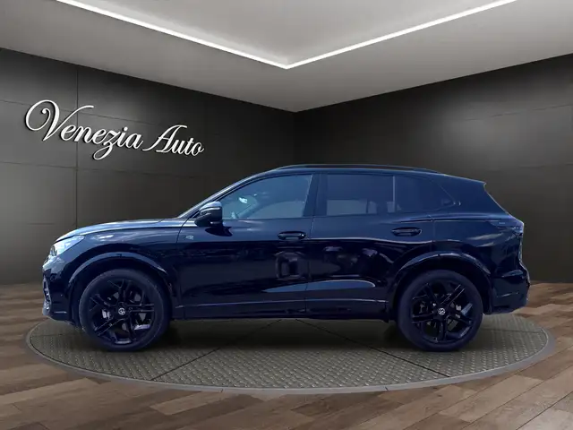 Volkswagen Tiguan view 3